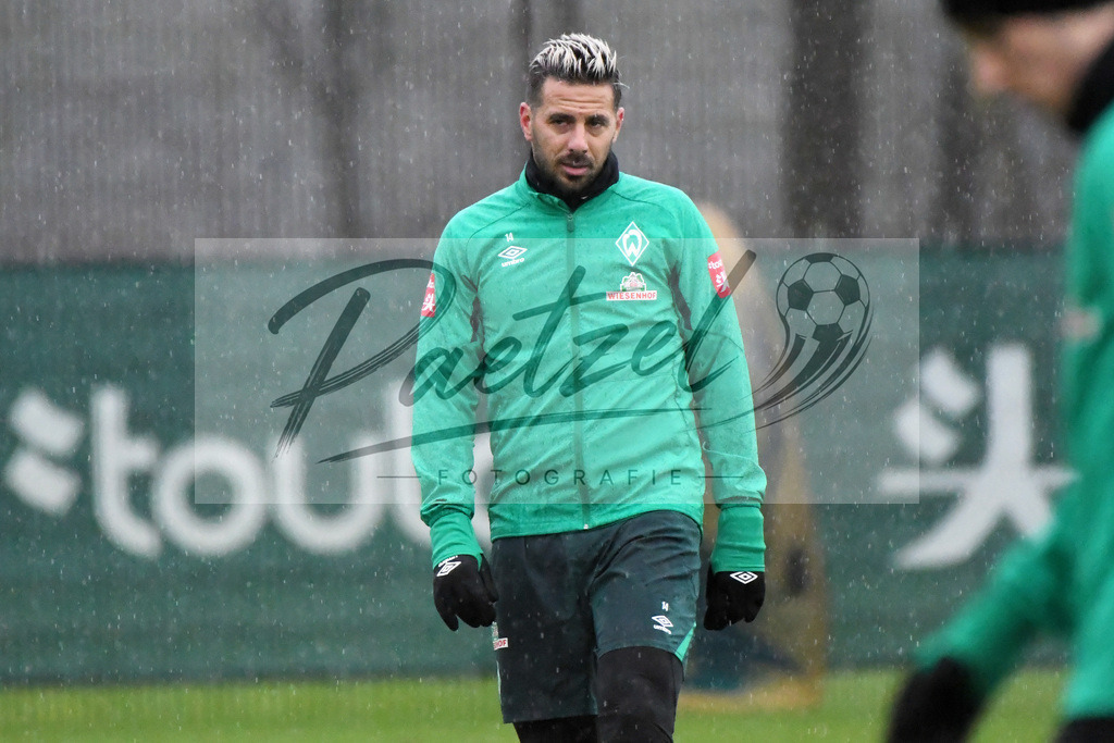 20200129_TRASVW_0007 | Fußball, Herren: Claudio Pizarro (SV Werder Bremen) schaut beim Training des SV Werder Bremen am 29.01.2020 im wohninvest Weserstadion in Bremen, Deutschland.(Foto von Nico Paetzel) - Realisiert mit Pictrs.com
