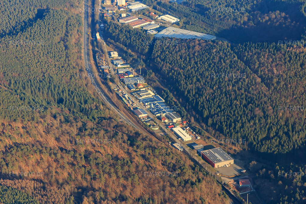Luftbild: Industriegebiet Alte Bundesstraße im Queichtal von Westen in Hauenstein im Bundesland Rheinland-Pfalz in Deutschland. Foto: IMG_086785.jpg vom 26.03.2016 durch Werner Riehm/FLY-FOTO.de