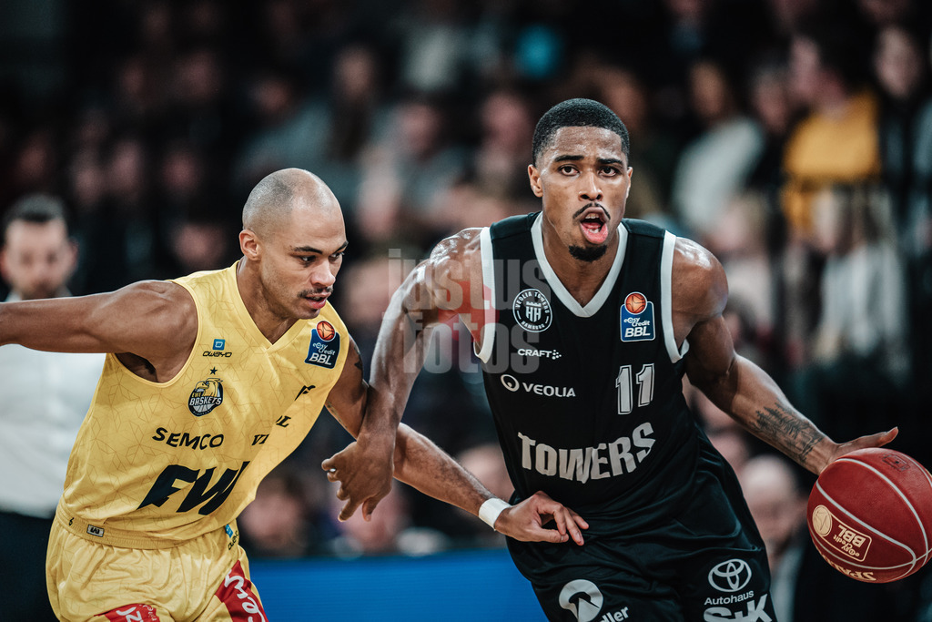Basketball | Männer | Saison 2023/2024 | easyCredit Basketball Bundesliga | Veolia Towers Hamburg vs. EWE Baskets Oldenburg | 20.01.2024 | v.l. Geno Crandall (#9, EWE Baskets Oldenburg) und William Christmas (#11, Veolia Towers Hamburg)