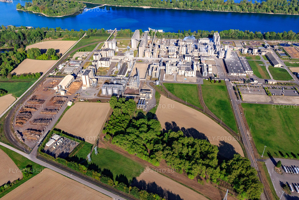 Vue aérienne: Usine chimique Roquette Frères au bord du lac de Beinheim à Beinheim dans le département Bas Rhin, France – .Photo: IMG_099039.jpg prise le 23/04/2017 par Werner Riehm/FLY-FOTO.eu – Résolution de l'original: 4511 x 3007 px – Roquette: Turning Nature’s Potential into Life’s Essentials
