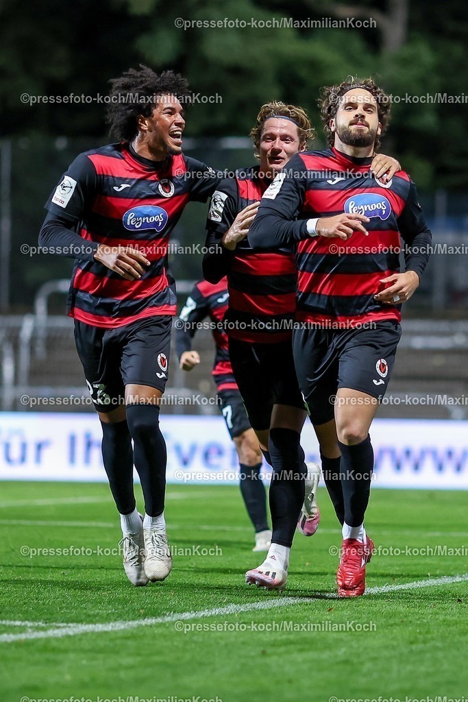 FCVK16092501205 | 16.09.2025, Fußball, FC Viktoria Köln – TSG 1899 Hoffenheim II, 3.Liga, Sportpark Höhenberg, Saison 2025 2026: Torjubel nach dem Tor zum 2:1 Elfmeter durch Torschütze Lex-Tyger Lobinger&nbsp;(Viktoria Koeln #09)  zusammen mit  Tobias Eisenhuth&nbsp;(Viktoria Koeln #06) und Benjamin Zank&nbsp;(Viktoria Koeln #23) DFB regulations prohibit any use of photographs as image sequences and or quasi-video.