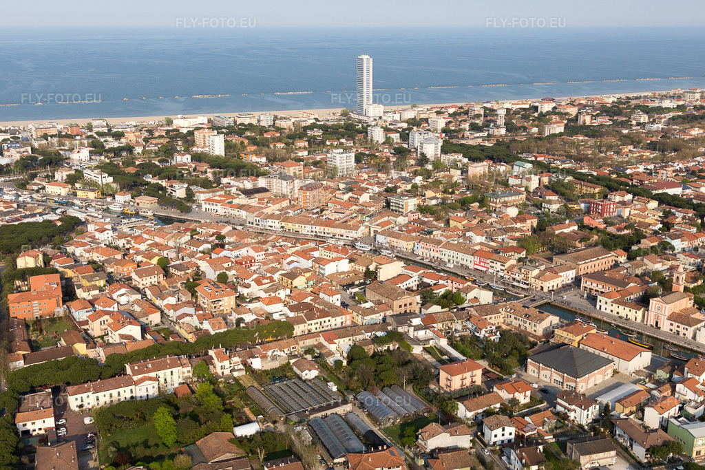 Vue aérienne: Vue de la ville à Cesenatico dans le département Forlì-Cesena, Italie. Photo: IMG_098441.jpg prise le 05/04/2017 par Werner Riehm/FLY-FOTO.eu – Résolution de l'original: 5020 x 3347 px