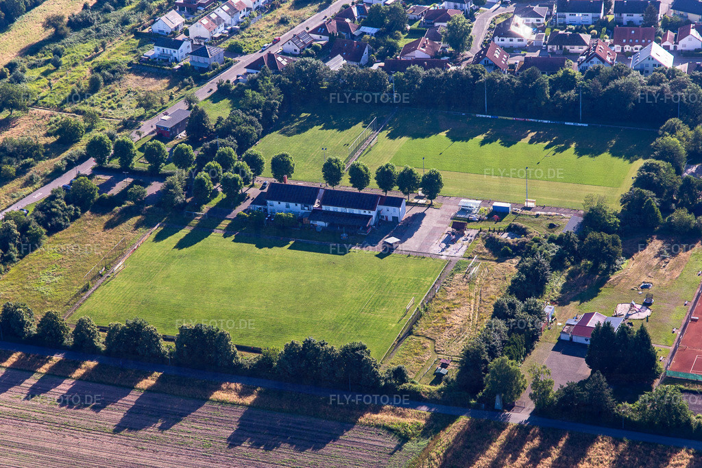 TSV 03 Lingenfeld e.V. https://www.tsv-lingenfeld.de/ | Luftbild: TSV 03 Lingenfeld e.V. https://www.tsv-lingenfeld.de/ in Lingenfeld im Bundesland Rheinland-Pfalz in Deutschland. Foto: IMG_142487.jpg vom 09.07.2024 durch Werner Riehm/FLY-FOTO.de - Realisiert mit Pictrs.com