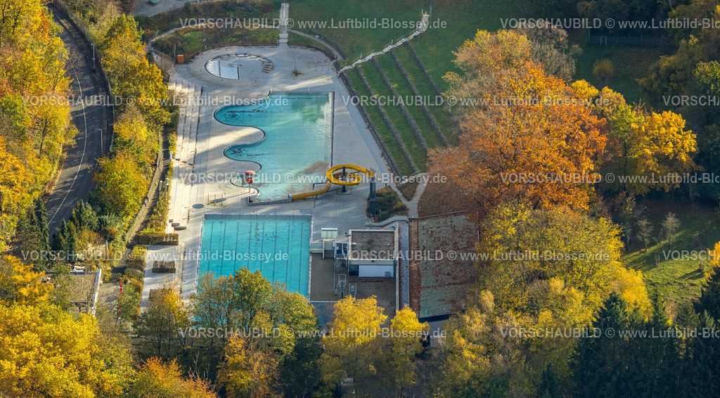 Witten231101321 | Luftbild, Freibad Annen mit Wasserrutsche und Laubbäume in Herbstfarben, Annen, Witten, Ruhrgebiet, Nordrhein-Westfalen, Deutschland