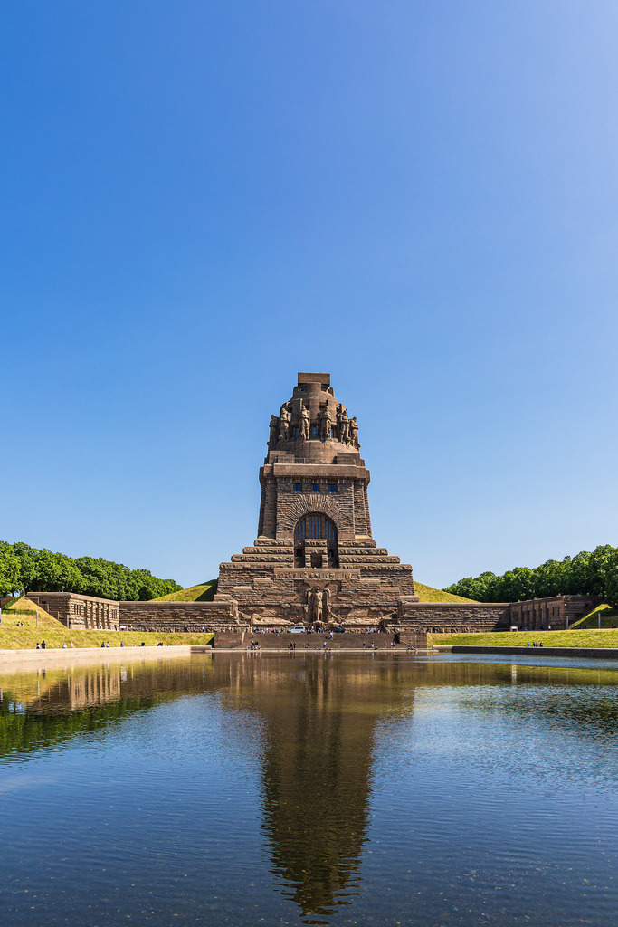 Blick auf das Völkerschlachtdenkmal in der Stadt Leipzig | Blick auf das Völkerschlachtdenkmal in der Stadt Leipzig.