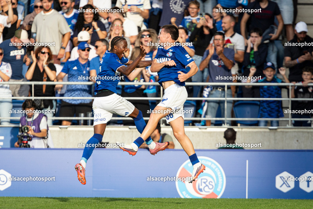 9L6A7894 | Joie des joueurs de l'equipe de apres le but de Racing Strasbourg - Realisiert mit Pictrs.com