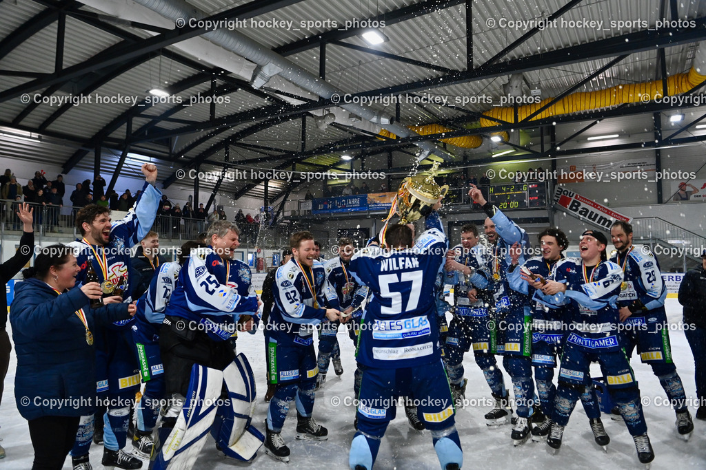ESC SOCCERZONE STEINDORF vs. 1. EHC Althofen | Bierdusche, #57 Wilfan Franz ESC Steindorf, ESC Steindorf Meister Jubel, ESC SOCCERZONE STEINDORF vs. 1. EHC Althofen, Siegerehrung ESC SOCCERZONE STEINDORF & 1. EHC Althofen am 08.03.2025 in Steindorf (Ossiachersee Halle), Austria, (Photo by Bernd Stefan)
