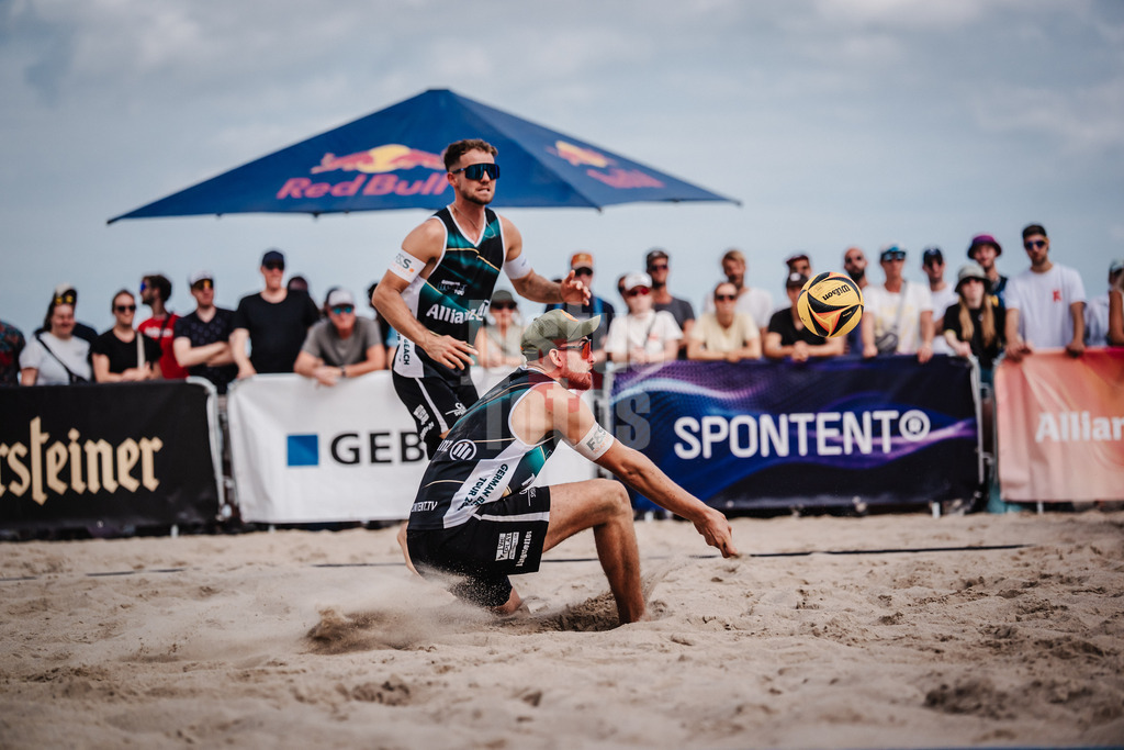 Beachvolleyball | Männer | Deutsche Meisterschaften 2025 Timmendorfer Strand | 04.09.2025 | Benedikt Sagstetter nimmt den Ball an