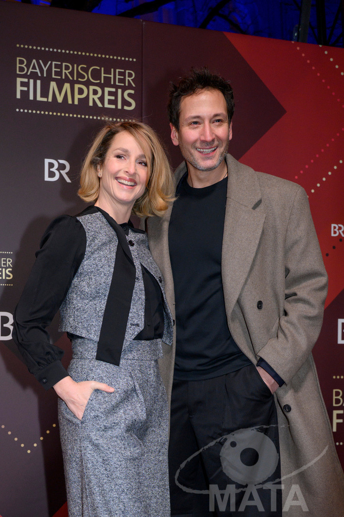 _DWI5426 | Lara Joy Körner und Alexander Kreuzer bei der Verleihung des 47. Bayerischen Filmpreises 2026  im Prinzregententheater. München, Deutschland. Der Bayerische Filmpreis wird seit 1979 von der Bayerischen Staatsregierung verliehen, um die Bedeutung des Kinofilms als Kulturgut herauszustellen - Realisiert mit Pictrs.com