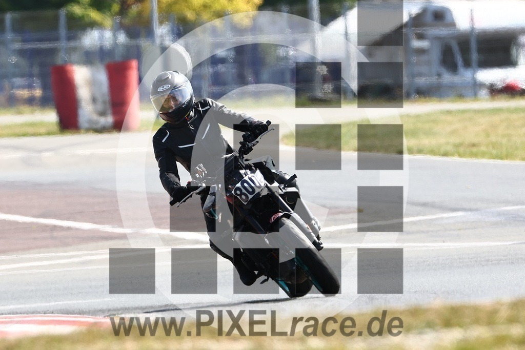 0800-20240812_02512 | Schöne Erinnerungen an spannende Momente - das festzuhalten ist unser Job. PIXELrace.de ist seit 2003 auf den Rennstrecken Europas unterwegs um die Action draußen beim Fahren und die wunderbare Stimmung imm Fahrerlager für euch einzufangen.
