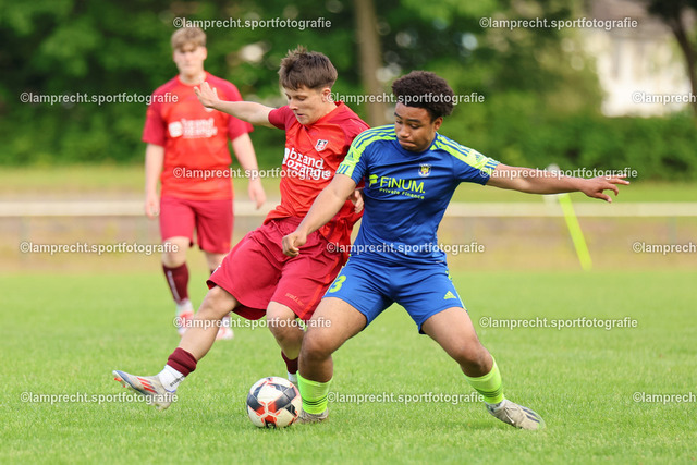 Fußball I Junioren I Kreispokal Lübeck I Finale I JSG Concordia Lübeck - TSV Siems I 09.06.2025.281 | v.l. Leon Möller (10, TSV Siems), Elias Menye (3, JSG Concordia Lübeck) - Realisiert mit Pictrs.com