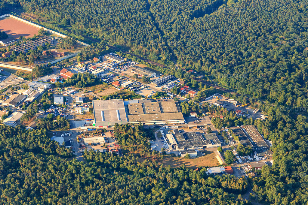 Luftbild: Industriegebiet Carl-Benz-Straße mit G. Staehle GmbH & Co. und Türmerleim GmbH in Schifferstadt im Bundesland Rheinland-Pfalz in Deutschland.Foto: IMG_109587.jpg vom 31.07.2018 durch Werner Riehm/FLY-FOTO.deWWW.STAEHLE.DETürmerleim