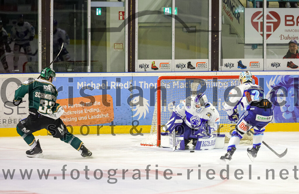 2025-09-26_120_TSV_Erding_gegen_SC_Riessersee | Erding, Deutschland, 26.09.2025:Eishockey, Oberliga Süd 2025 / 2026, 3. Spieltag, TSV Erding gegen SC Riessersee, Endergebnis: 3:5Marc Schmidpeter (Erding Gladiators, #33), Torwart Patrik Mühlberger (SC Riessersee, #65), Robin Soudek (SC Riessersee, #22)Foto: Christian Riedel / fotografie-riedel.net