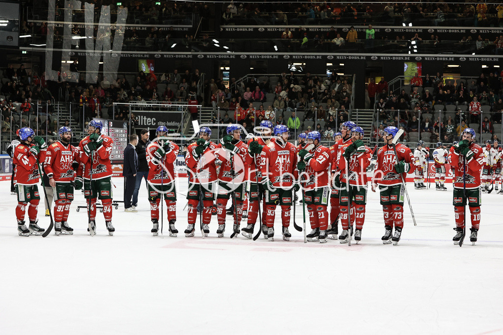 Augsburger Panther - Düsseldorfer EG | Die Spieler der Augsburger Panther bedanken sich bei den Fans / Abschied / Abstieg / Zuschauer / Support