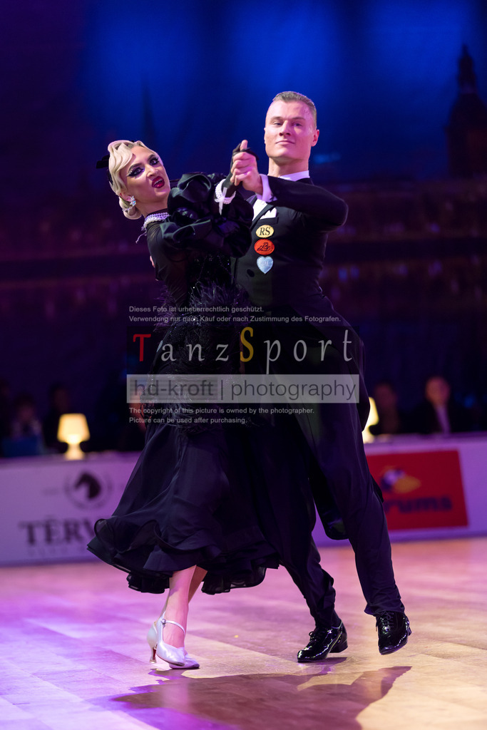 20241215_WDSF_Int_Open_Std-Riga-9062 | Tanzsportbilder, Standardtanz, Lateintanz, WDSF, DTV, LTVB, dancecomp, goc, hessen tanzt, blaues band der spree, walzer, tango, wiener walzer, slowfox, quickstepp, samba, rumba, cha-cha-cha, paso doble. jive, hd-kroft photography, turniertanzsport