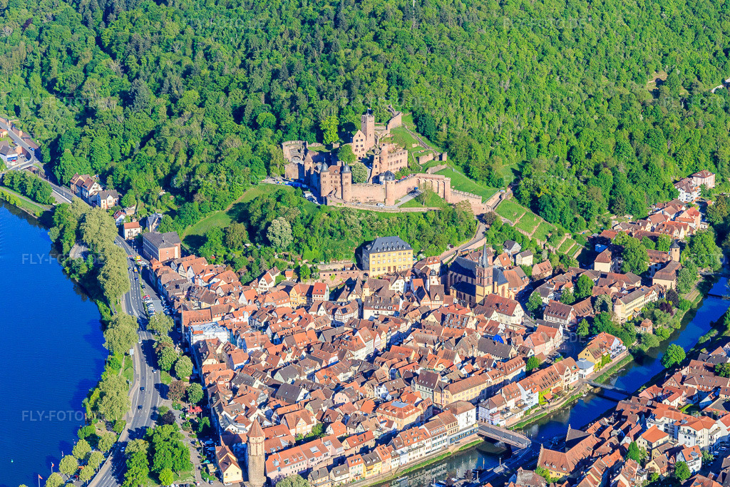 Luftbild: Schloss Burg Wertheim über der Altstadt mit Main und Tauber in Wertheim im Bundesland Baden-Württemberg in Deutschland. Foto: IMG_146608.jpg vom 10.05.2025 durch Werner Riehm/FLY-FOTO.deBurg Wertheim