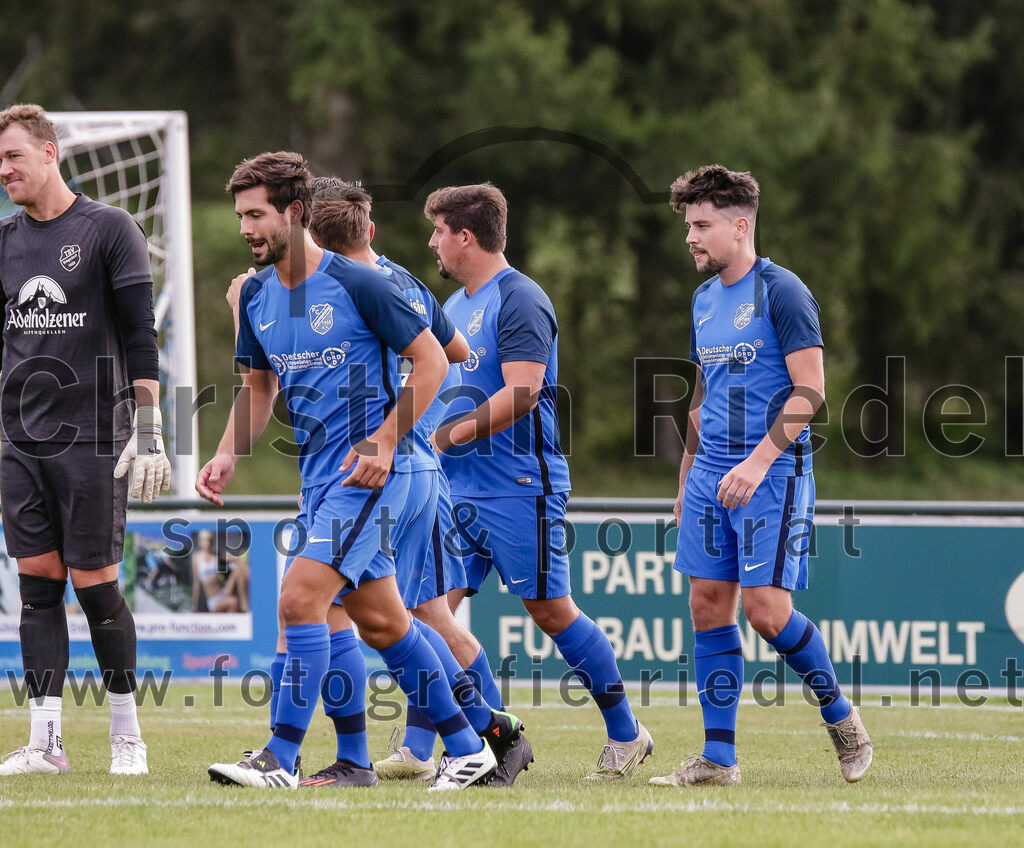 2023-10-14_076_FC_Langengeisling_gegen_TSV_Siegsdorf | Erding, Deutschland, 14.10.2023:
Fußball, Bezirksliga Oberbayern Ost 2023 / 2024, 13. Spieltag, FC Langengeisling gegen TSV Siegsdorf, Endergebnis: 3:0

Jubel nach dem 2:0 durch Maximilian Maier (FC Langengeisling, #10)

Foto: Christian Riedel / fotografie-riedel.net