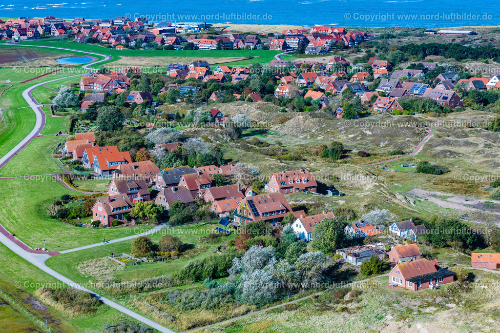 Baltrum_Ortsansicht_ELS_5359091022 | BALTRUM 09.10.2022 Ortsansicht der Straßen und Häuser der Wohngebiete in Baltrum im Bundesland Niedersachsen, Deutschland. // Town View of the streets and houses of the residential areas in Baltrum in the state Lower Saxony, Germany. Foto: Martin Elsen