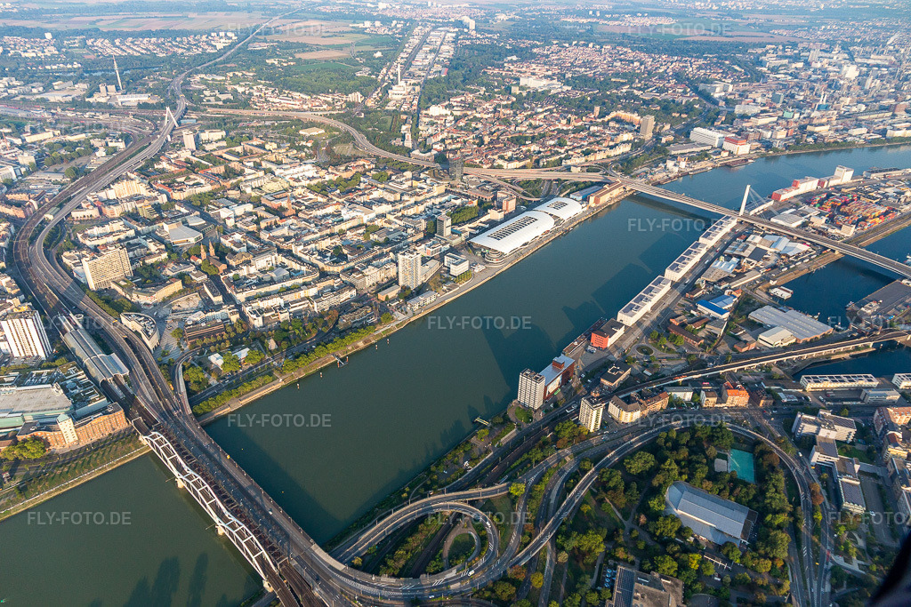Luftbild: Rheinbrücken zwischen Mannheim und Ludwigshafen mit den abrissreifen, gesperrten Hochstraßen Süd und Nord am Rhein im Ortsteil Mitte in Ludwigshafen im Bundesland Rheinland-Pfalz in Deutschland. Foto: IMG_116889.jpg vom 25.08.2019 durch Werner Riehm/FLY-FOTO.de