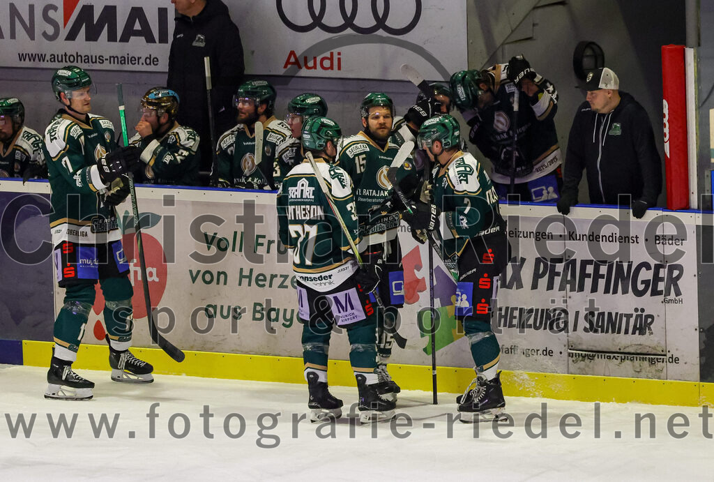 2026-01-30_028_TSV_Erding_gegen_EHF_Passau_Black_Hawks | Erding, Deutschland, 30.01.2026:Eishockey, Oberliga Süd 2025 / 2026, 42. Spieltag, TSV Erding gegen EHF Passau Black Hawks, Endergebnis: 2:6Elia Ostwald (Erding Gladiators, #17), Thomas Matheson (Erding Gladiators, #37), Elias Maier (Erding Gladiators, #15), Louis Trattner (Erding Gladiators, #7)Foto: Christian Riedel / fotografie-riedel.net