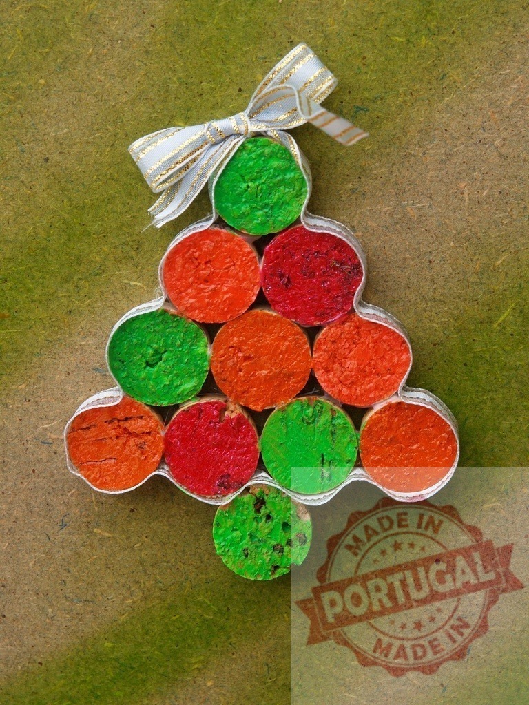 Christmas tree made with recycled wine corks forming a creative and eco-friendly decoration | Colorful christmas tree made with recycled wine corks, ideal for eco-friendly and sustainable holidays - Realized with Pictrs.com