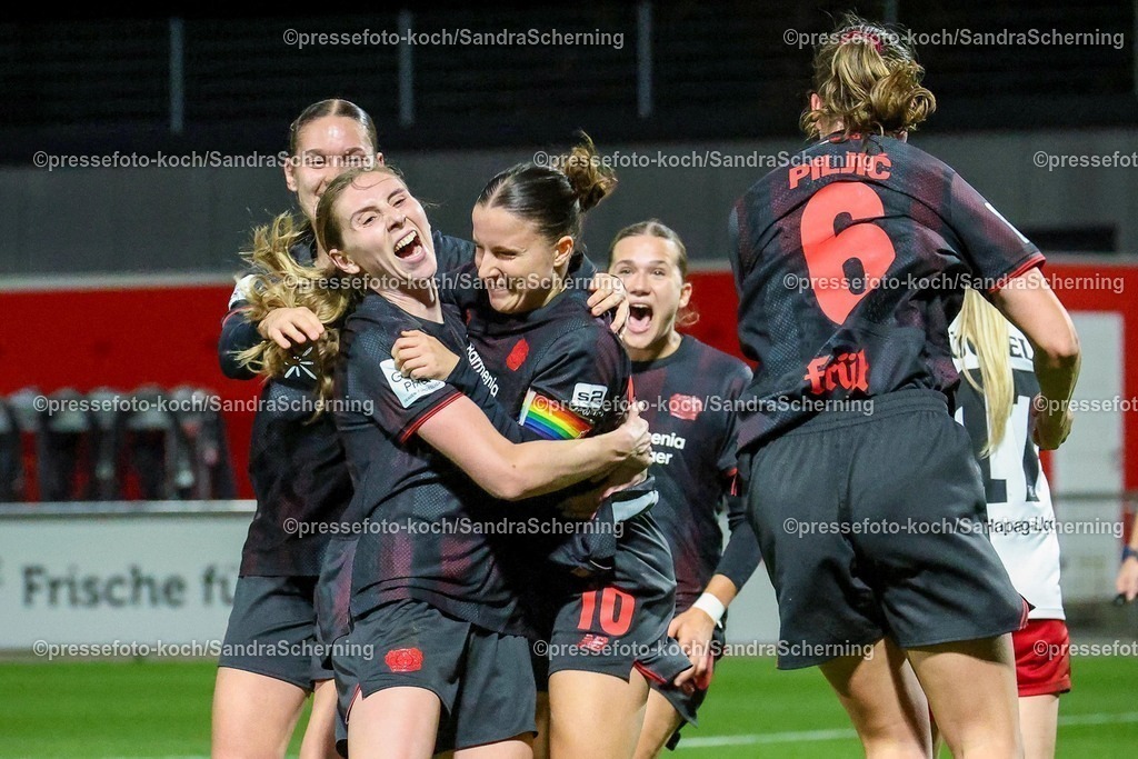 xsscx05112501032 | 05.11.2025, xsscx, Frauen Fuﬂball, Bayer 04 Leverkusen - Hamburger SV, 1. Fuﬂball Bundesliga, 9. Spieltag, Ulrich-Haberland-Stadion, Saison 2025 2026: Torjubel nach dem Tor zum 2:1 durch Torschuetzin Caroline Kehrer (Bayer 04 Leverkusen #9) DFB regulations prohibit any use of photographs as image sequences and or quasi-video. Nordrhein-Westfalen Deutschland