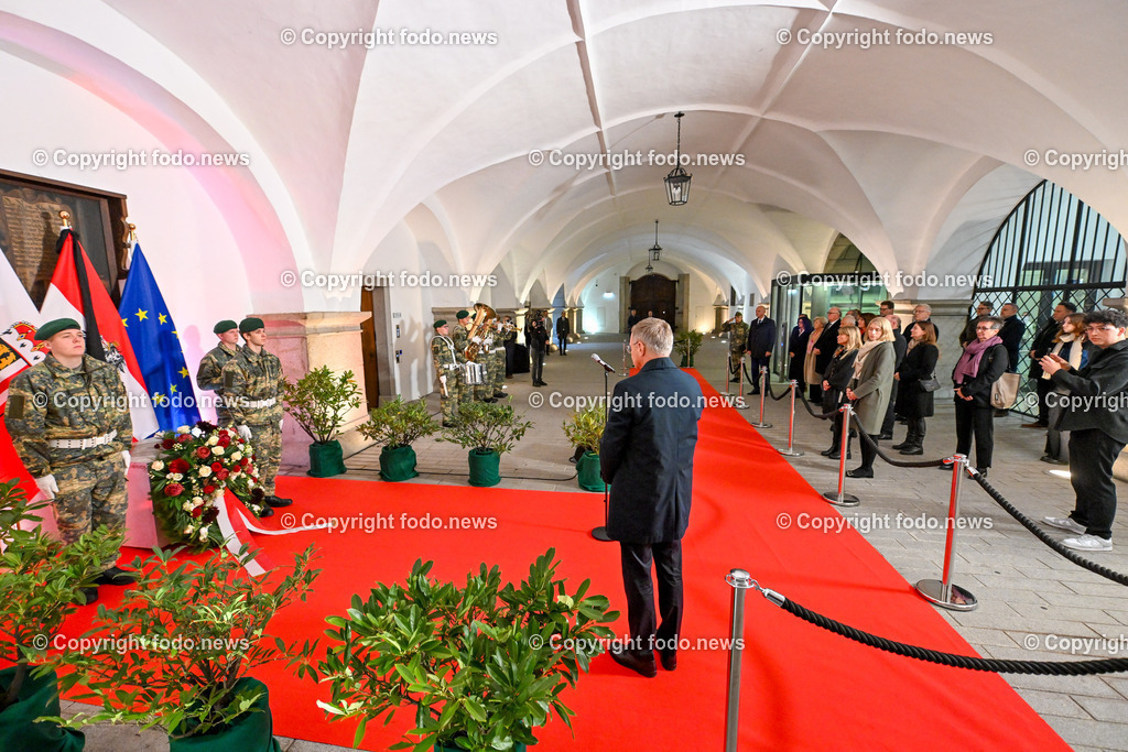 Kranzniederlegung mit LH Stelzer und VertreterInnen des Ooe. Landtags_ 31.10.2024-31 | 31.10.2024, Landhaus Linz AUT, Promenade, Kranzniederlegung 2024 zum Gedenken all jener, die in der Vergangenheit für Oberoesterreich Verantwortung getragen haben, im Bild LH Thomas Stelzer (VP, Landeshauptmann Ooe)