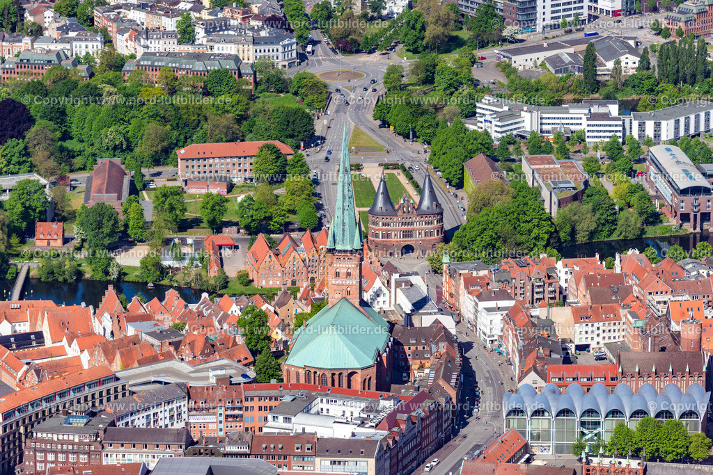 Lübeck_Holstentor_St. Petri_Kirche_Altstadt_ELS_8926150522 | LüBECK 15.05.2022 Blick auf das Holstentor in der Innenstadt des Altstadt - Zentrums zwischen den Uferbereichen des Stadtgraben und der Trave am Holstentorplatz in Lübeck im Bundesland Schleswig-Holstein. // Holsten Gate in the city center of the old town - center of Luebeck in Schleswig-Holstein. Foto: Martin Elsen