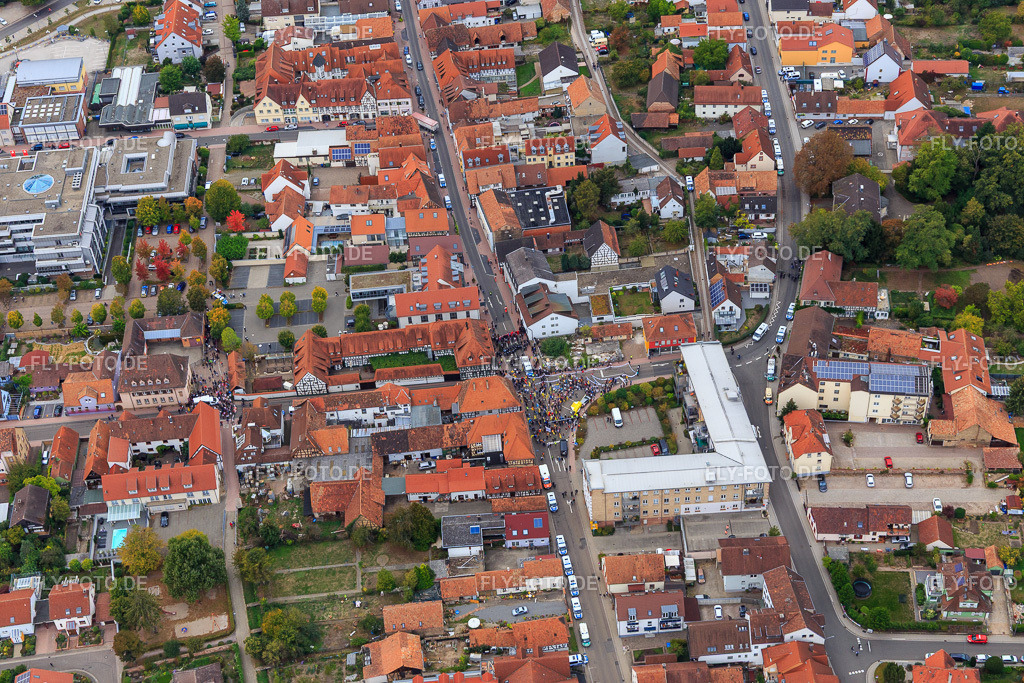 Demo "Frauenbündnis Kandel" vs. "AntiFa/Wir sind Kandel/Omas gegen rechts" | Luftbild: Demo "Frauenbündnis Kandel" vs. "AntiFa/Wir sind Kandel/Omas gegen rechts" in Kandel im Bundesland Rheinland-Pfalz in Deutschland. Foto: IMG_111970.jpg vom 06.10.2018 durch Werner Riehm/FLY-FOTO.de - Realisiert mit Pictrs.com