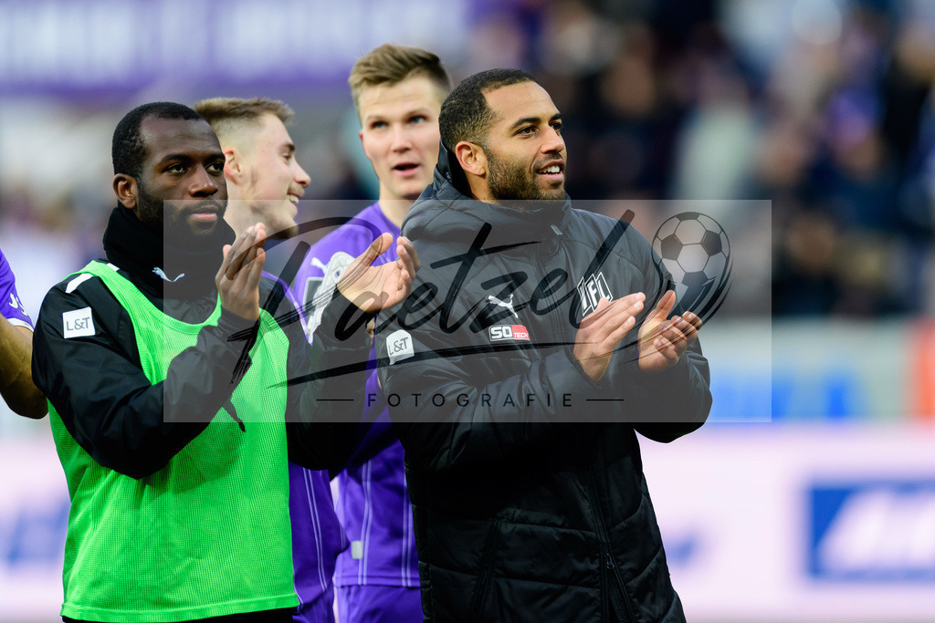 OSNTSV20211106_140 | Fussball, Herren: Ulrich Bapoh (VfL Osnabrueck) und Andrew Wooten (VfL Osnabrueck) Schlussjubel, jubelt nach dem 3:1 Sieg bei dem Spiel der 3. Liga zwischen VfL Osnabrueck und TSV 1860 Muenchen im Stadion an der Bremer Bruecke am 06.11.2021 in Osnanbrueck, Deutschland.DFB / DFL REGULATIONS PROHIBIT ANY USE OF PHOTOGRAPHS AS IMAGE SEQUENCES AND/OR QUASI-VIDEO. - Realisiert mit Pictrs.com