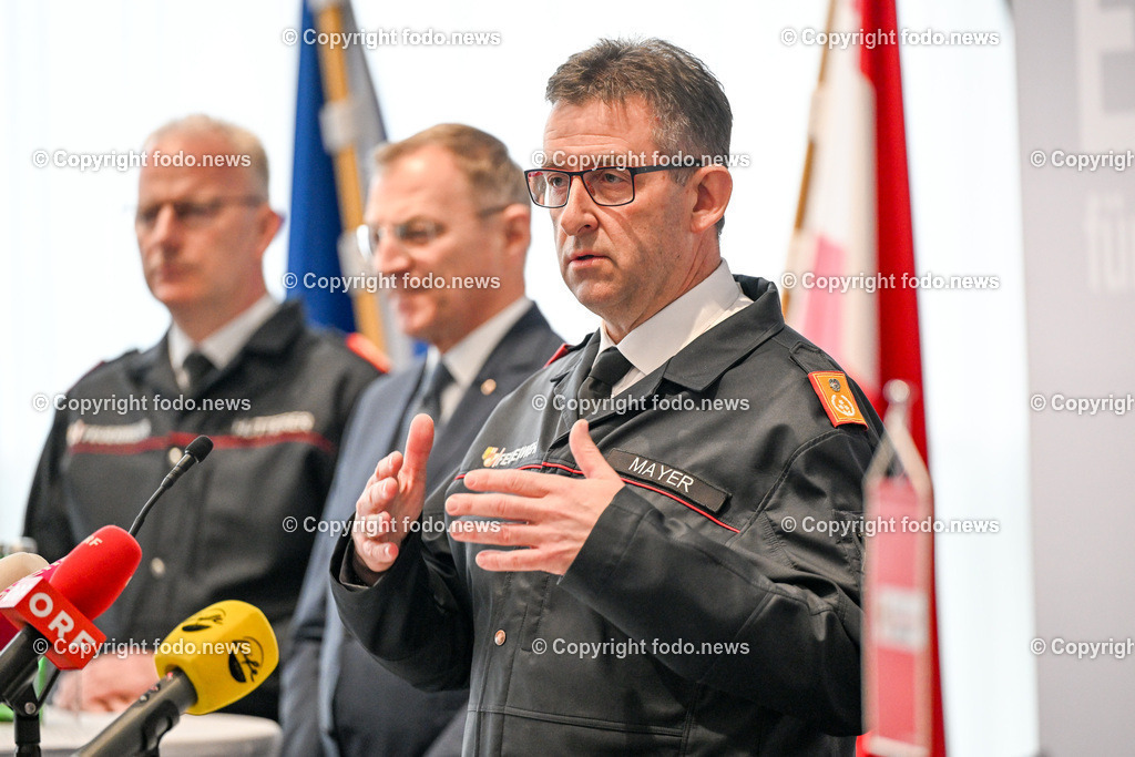 Pressekonferenz Feuerwehr Jahresbilanz 2023_ 28.02.2024-10 | 28.02.2024, Linz, AUT, Pressekonferenz Feuerwehr Jahresbilanz 2023, im Bild Michael Hutterer (Landes-Feuerwehrkommandant-Stv. Ooe), LH Thomas Stelzer (VP, Landeshauptmann Ooe), Robert Mayer (Feuerwehrpraesident, Landesfeuerwehrkommandant Ooe)