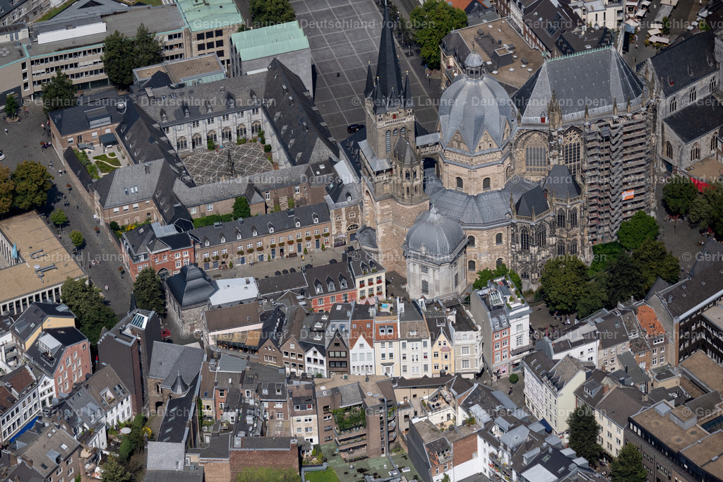 4049094 | Aachener Dom, auch Hoher Dom zu Aachen, Aachener Münster oder Aachener Marienkirche, ist die Bischofskirche des Bistums Aachen und das bedeutendste Wahrzeichen der Stadt Aachen