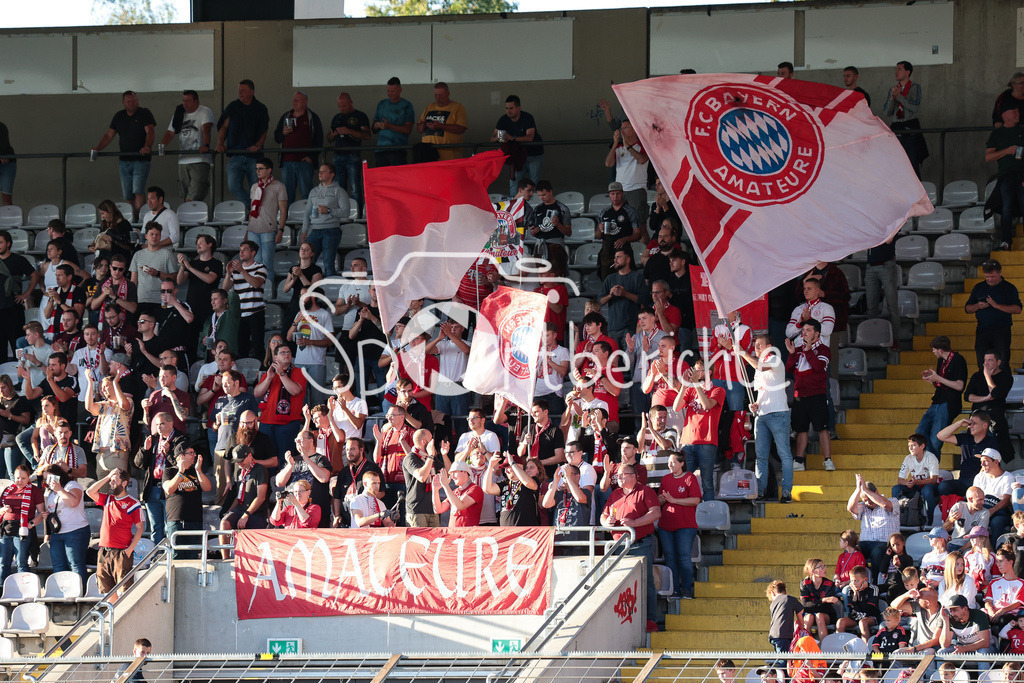FC Bayern Amateure - FC Memmingen | Fans der Bayern Amateure In Aktion / Zuschauer / Ultras / Symbolbild