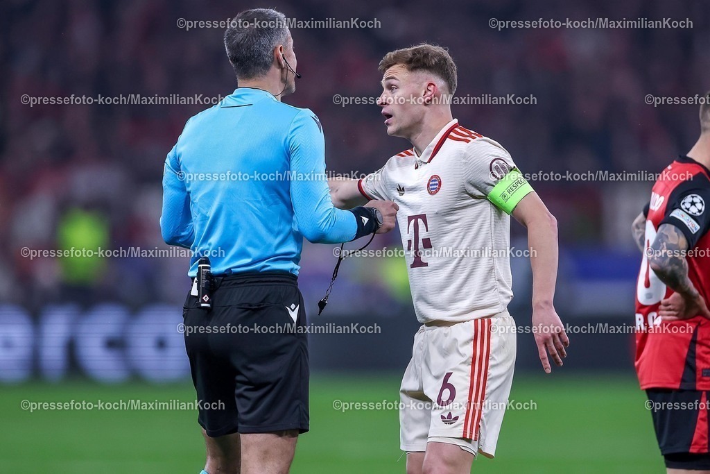 UCL11032502285 | 11.03.2025, Fußball, UEFA Champions League, Bayer 04 Leverkusen - FC Bayern München, Achtelfinale Rückspiel, BayArena, Saison 2024 2025: Schiedsrichter Slavko Vincic neben Joshua Kimmich (FC Bayern #6)DFB regulations prohibit any use of photographs as image sequences and or quasi-video.