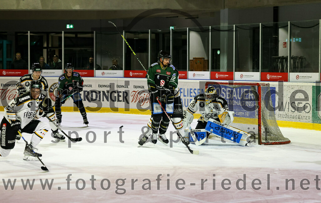 2022-09-23_103_TSV_Erding_gegen_EV_Fuessen | Erding, Deutschland, 23.09.2022:
Eishockey, Bayernliga 2022 / 2023, Testspiel, TSV Erding gegen EV Füssen, Endergebnis: 1:3

Leon Abstreiter (Erding Gladiators, #72), Torwart Benedikt Hötzinger (EV Füssen, #29)

Foto: Christian Riedel / fotografie-riedel.net