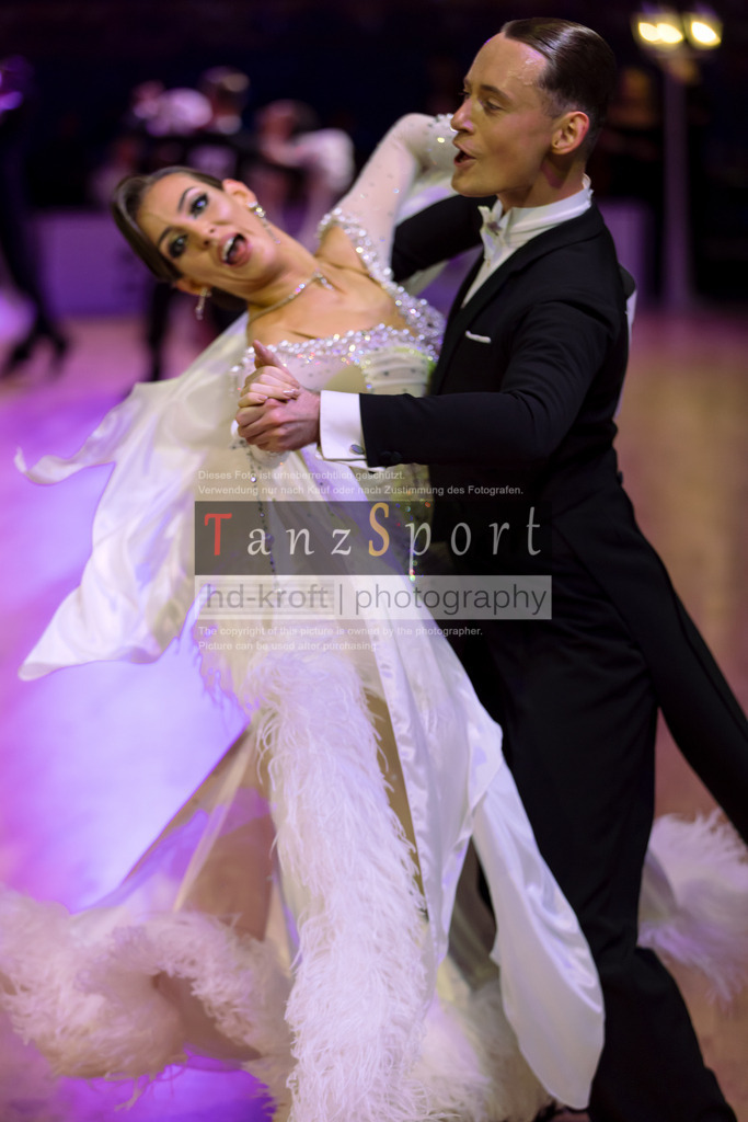 20241215_WDSF_Int_Open_Std-Riga-9329 | Tanzsportbilder, Standardtanz, Lateintanz, WDSF, DTV, LTVB, dancecomp, goc, hessen tanzt, blaues band der spree, walzer, tango, wiener walzer, slowfox, quickstepp, samba, rumba, cha-cha-cha, paso doble. jive, hd-kroft photography, turniertanzsport