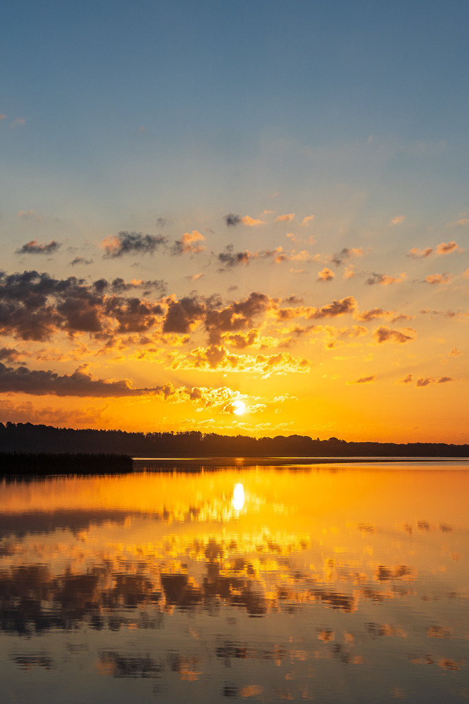 Sonnenaufgang in Seedorf am Schaalsee mit Wolken und Spiegelung | Sonnenaufgang in Seedorf am Schaalsee mit Wolken und Spiegelung.