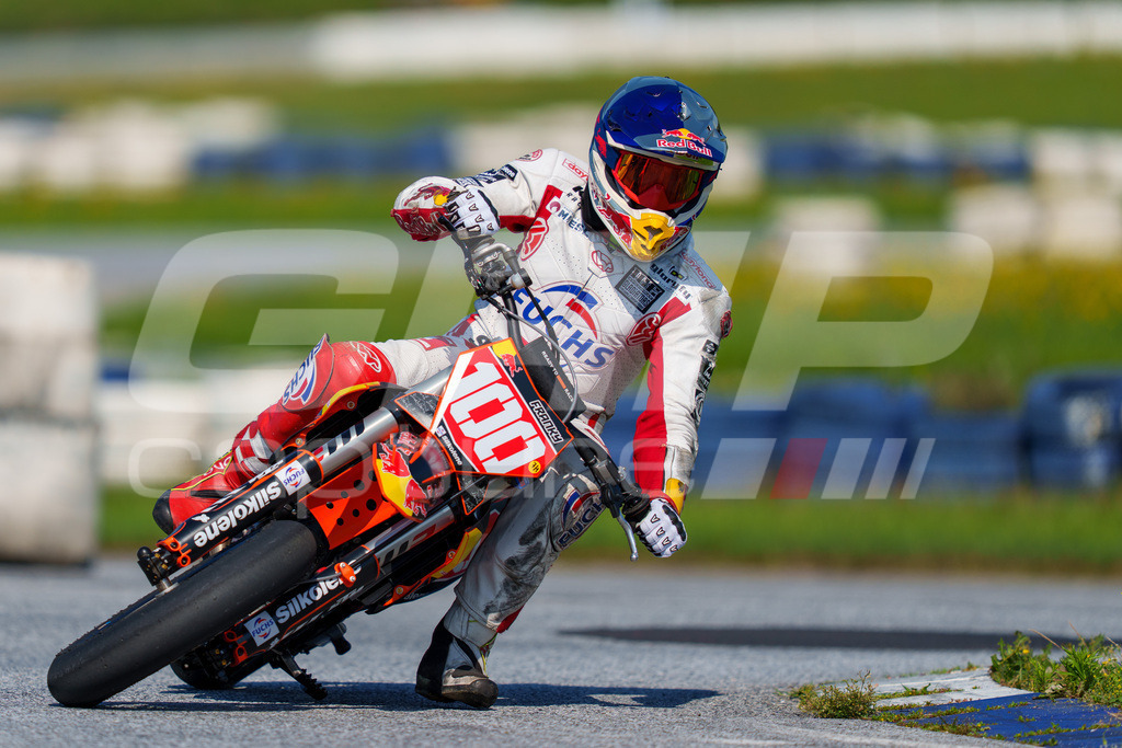 SuperMoto_Staatsmeisterschaft_Greinbach_201 | GRIPcapture steht für authentische Sportfotografie in Österreich – für Momente, die mehr sind als Geschwindigkeit oder Ergebnis. Es geht um Emotion, Spannung, Fokus und den Augenblick, der oft nur einen Wimpernschlag dauert.Ob Motorsport, Teamsport oder 