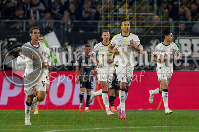 Borussia Mönchengladbach vs Eintracht Frankfurt - Bundesliga  | Mönchengladbach, Deutschland, 27.09.25:   Haris Tabakovic (Borussia Mönchengladbach) Torjubel, jubelt mit seiner Mannschaft nach dem Treffer zum 2:6waehrend des Spiels der Bundesliga zwischen Borussia Mönchengladbach vs Eintracht Frankfurt im Stadion im Borussia Park(Foto von Brauer-Fotoagentur / Adrian Schlueter)