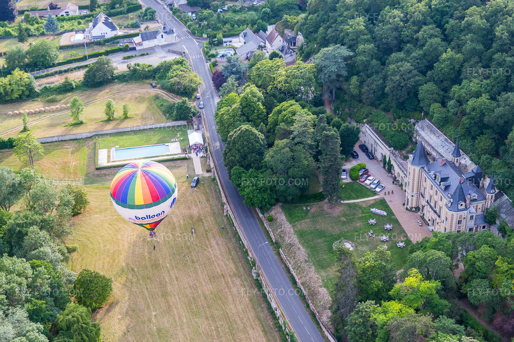 Aerial view: Hot air balloon launch from Château de Perreux, flying over the airspace in Nazelles-Négron in the state Indre et Loire, France.Photo: IMG_082326.jpg taken on 06/20/2015 by Werner Riehm/FLY-FOTO.comResolution of the original: 5211 x 3474 px