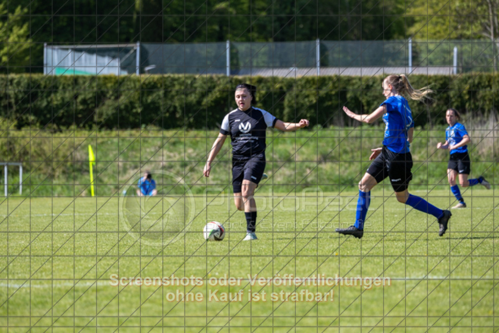 20260426_111106_0139 | #,TV Jebenhausen (schwarz) vs. SV Musbach (blau), Fußball, Frauen-Verbandsliga Württemberg, 17. Spieltag, Saison 2025/2026, Rasenplatz TV Jebenhausen, Schelmenwasen 3, 73035 Göppingen, 26.04.2026 - 11:00 Uhr,Foto: PhotoPeet / Sport- &amp; Eventfotografie / Peter Harich
