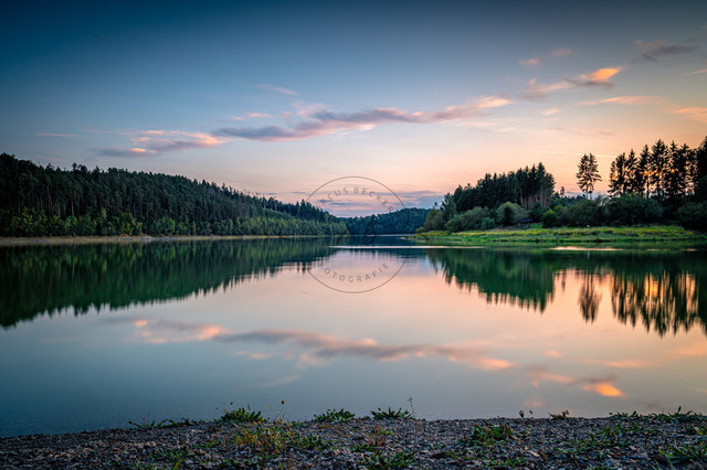 2025-09-06_19-43-10_990 | Ruhiger Stausee am Abend mit Wald und sanftem Lichtspiel am Himmel, Stausee Zeulenrodaer Meer, Zeulenroda-Triebes, Thüringen, Deutschland - Realisiert mit Pictrs.com
