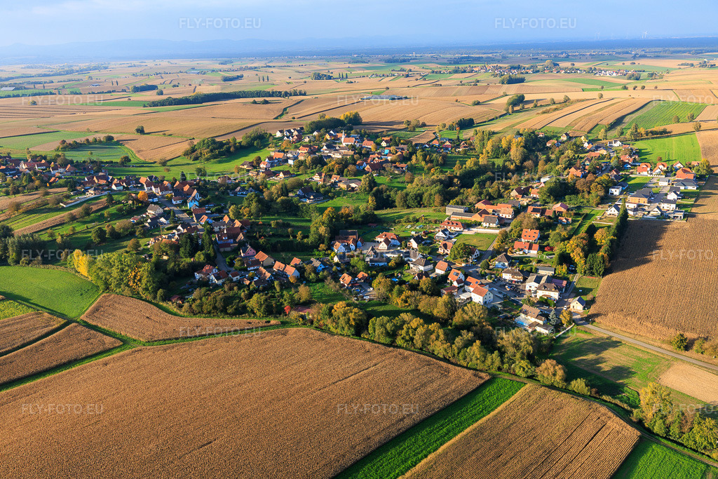 Vue aérienne: Vue de la ville depuis le sud à Eberbach-Seltz dans le département Bas Rhin, France. Photo: IMG_150161.jpg prise le 11/10/2025 par Werner Riehm/FLY-FOTO.euRésolution de l'original: 6000 x 4000 px