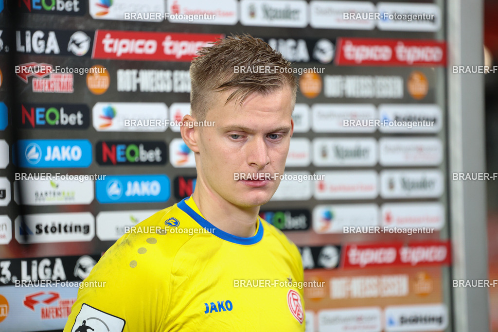 Rot-Weiss Essen - VFL Osnabrück | Essen, Deutschland, 17.09.2025 Jakob Golz  (Rot-Weiss Essen) schaut während des 3.Liga Spiels zwischen  Rot-Weiss Essen und VFL Osnabrück am 17.09.2025 im Stadion an der Hafenstraße in Essen. (Foto von Timo Bluhmki-Schmidt/Brauer Fotoagentur