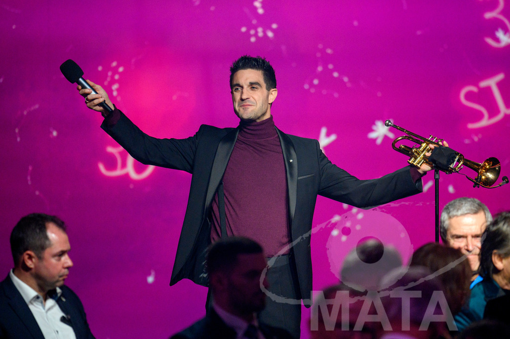 _DWA1363 | Dominik Glöbl bei '30 Jahre Sternstunden-Gala 2023' in der Frankenhalle. Nürnberg, 15.12.2023 - Realisiert mit Pictrs.com