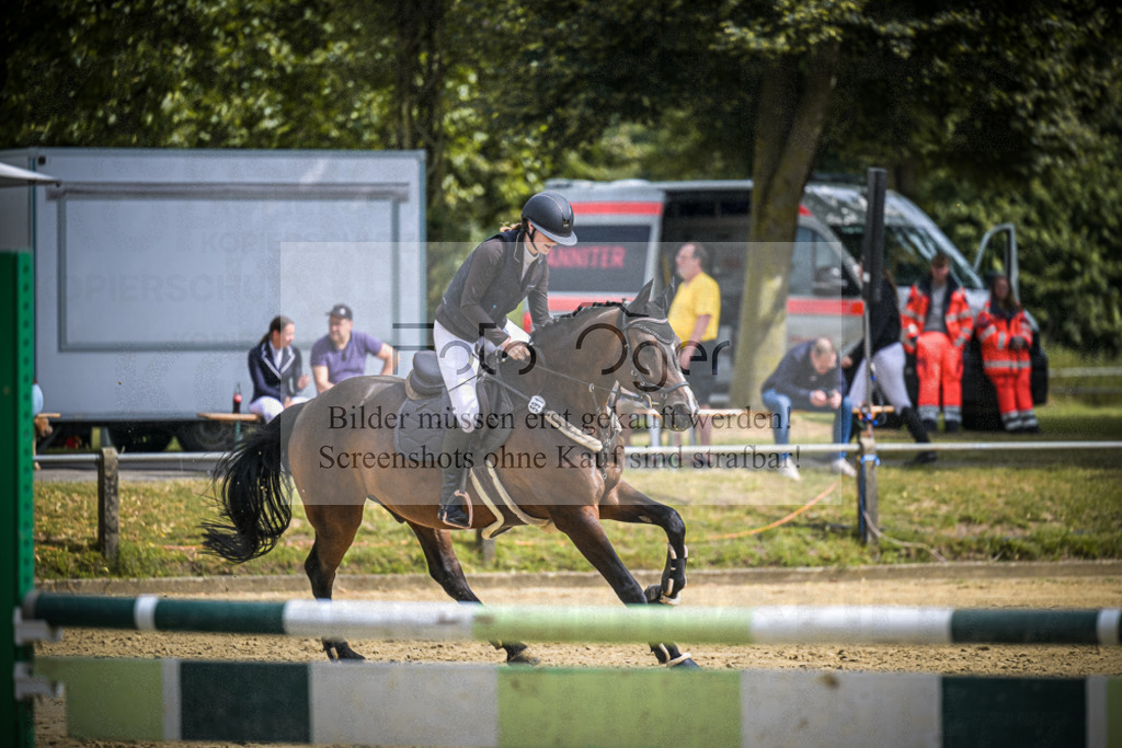 DOS_4750 | Entdecke hochwertige Reitturnierfotos von Foto Oger. Professionell, emotional und authentisch – jetzt Lieblingsmomente im Shop bestellen.Deutschlandweite Turnierfotografie. - Realisiert mit Pictrs.com