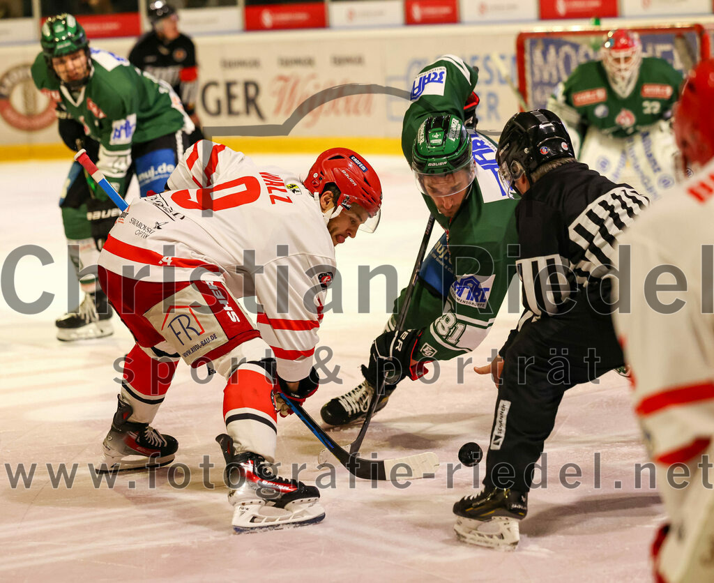 2023-10-20_081_TSV_Erding_gegen_EHC_Klostersee | Erding, Deutschland, 20.10.2023:.Eishockey, Bayernliga Vorrunde 2023 / 2024, 2. Spieltag, TSV Erding gegen EHC Klostersee, Endergebnis: ..Kelvin Walz (EHC Klostersee, #9), Maximilian Forster (Erding Gladiators, #81)..Foto: Christian Riedel / fotografie-riedel.net