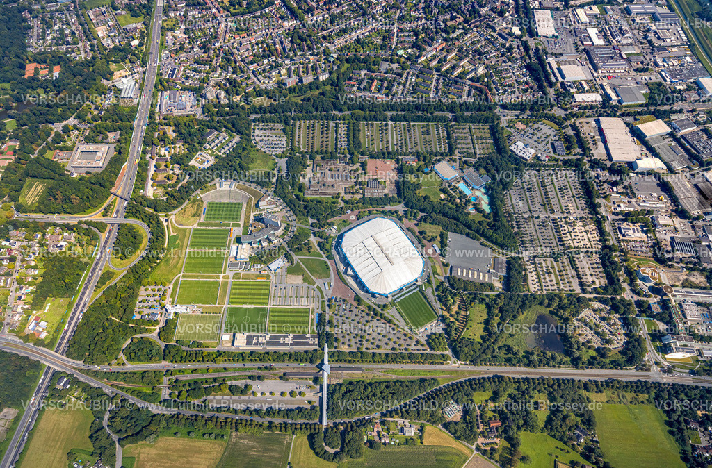 Gelsenkirchen240807473GE-Nord | Luftbild, Veltins-Arena Bundesligastadion des FC Schalke 04 mit geschlossenem Dach und ausgefahrenem Spielfeld Rasen, Trainingsplätze und Hotelanlage stays by friends, Autobahn A2 und Kurt-Schumacher-Straße, Parkplätze, Erle, Gelsenkirchen, Ruhrgebiet, Nordrhein-Westfalen, Deutschland