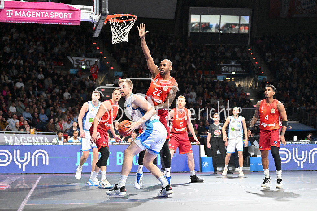 FC Bayern München - Skyliners Frankfurt | MUNICH, GERMANY - 17. FEBRUARY: im Duell Till PAPE (Skyliners Frankfurt 19) und Isihah MIKE (FC Bayern Basketball 22) während dem Spiel zwischen dem FC Bayern München und den Skyliners Frankfurt am 21. Spieltag der easyCredit BBL im BMW Park