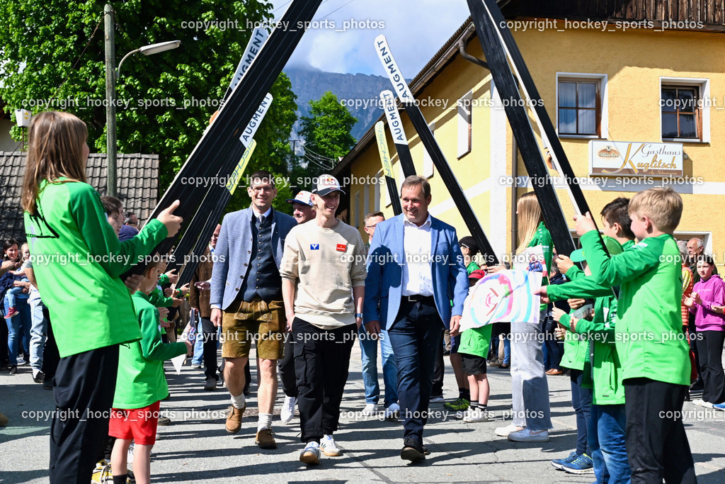 Empfang Daniel Tschofenig | Kärntner Landeshauptmann Stellvertreter Martin Gruber, Daniel Tschofenig, ürgermeister Hohenthurn Michael Schnabl, Kinder Empfangen Daniel Tschofenig, Empfang Daniel Tschofenig, Empfang Daniel Tschofenig am 10.05.2025 in Hohenthurn (Mehrzweckhaus Hohenthuurn), Austria, (Photo by Bernd Stefan)